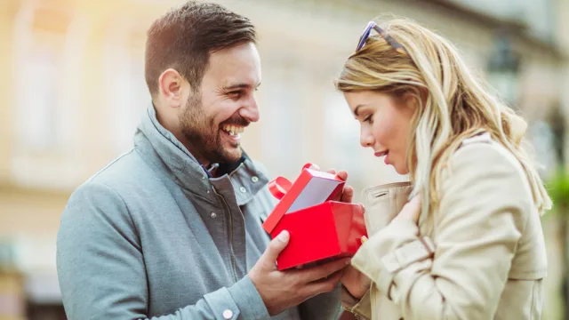 The Benefits of Sending Gifts to Show Your Love
